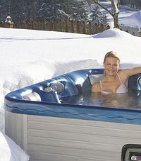 Ein Bad im Whirlpool auch bei Schnee und Eis ein großartiges Vergnügen Ein Bad im Whirlpool auch bei Schnee und Eis ein großartiges Vergnügen
