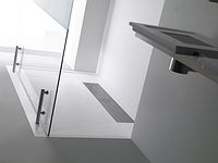 Duschböden und -wände aus der Serie Inox Project komplettieren die Waschbecken Duschböden und -wände aus der Serie Inox Project komplettieren die Waschbecken