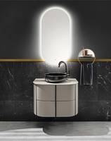 Geschwungene Formen, hochwertige Oberflächen und stimmungsvolle Lichtakzente erheben das Badezimmer zum Salon