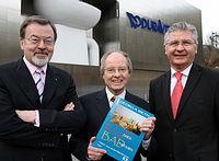 Autor Georg-A. Weth ist bekannt f�r seine ungew�hnlichen Publikationen. Fachliche Unterst�tzung erhielt er f�r sein j�ngstes Werk von Geberit und Duravit. Von links: Duravit-Vorstandsvorsitzender Franz Kook, Georg-A. Weth, Geberit-Gesch�ftsf�hrer Dr. Karl Spachmann