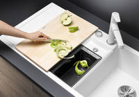 Spüle Blanco Collectis 6 S: Die Reste mit einem Handgriff vom Schneidbrett direkt in die Depot-Schale im Nebenbecken befördern und dort sammeln