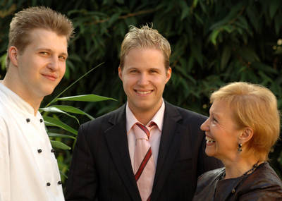 Chefin Monika Hauer mit ihren Söhnen Jörg und Gregor, die beide im Hotel tätig sind