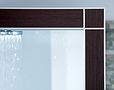 Die Tür der Duravit Dampfdusche St. Trop zeigt einen Bilderrahmen wie bei einem großen Gemälde Die Tür der Duravit Dampfdusche St. Trop zeigt einen Bilderrahmen wie bei einem großen Gemälde
