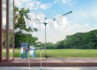 Stabile Wäschespinnen oder Wäscheständer erlauben das einfache Aufhängen nasser Wäsche, die dann ohne Stromverbrauch an der Luft trocknet