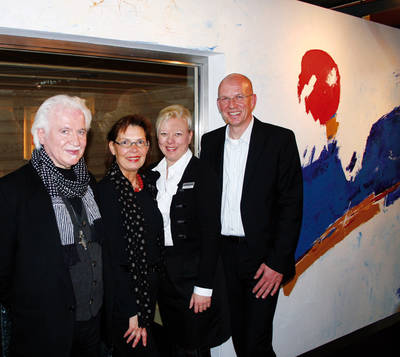 Von links: Maler Norbert Härtl und Gattin Miriam Mergen, Anke Roggenkamp (B+S Marketing) und B+S Geschäftsführer Wolfgang Schreiber jun. bei der Verleihung des Kunstpreises