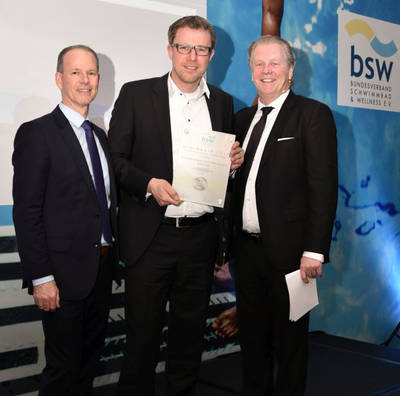 Der langjährige SSF-Projektleiter Florian Weerts (Mitte) nahm den bsw-Award 2017 in Bronze in der Kategorie „Hallenbäder“ entgegen
