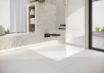 So schön kann eine rollstuhlgerechte Dusche sein: mit einer Kaldewei Duschfläche aus edler Stahl-Emaille (Foto: Kaldewei)