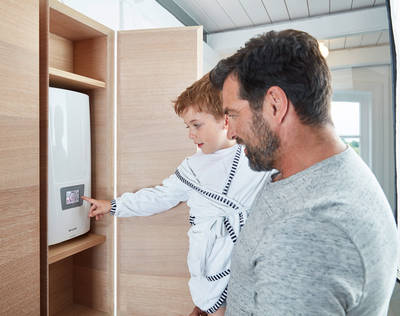 Der Umstieg auf einen vollelektronischen Durchlauferhitzer wird nicht nur mit Wasser- und Energieersparnis belohnt; es winkt auch eine Prämie von 100 Euro (Foto: Clage, großes Foto: AEG)