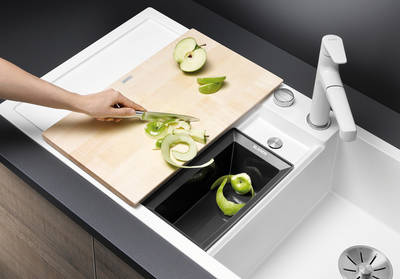 Spüle Blanco Collectis 6 S: Die Reste mit einem Handgriff vom Schneidbrett direkt in die Depot-Schale im Nebenbecken befördern und dort sammeln