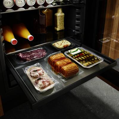Für perfekt gekühlte Drinks und vielfältige Grill-Genüsse sorgen Outdoor-Kühl¬schränke. Dieses neue WLAN-fähige Modell ist wahlweise mit einer Glastür oder einer Front im gleichen Dekor wie die Outdoor-Küche erhältlich. (Foto: AMK)