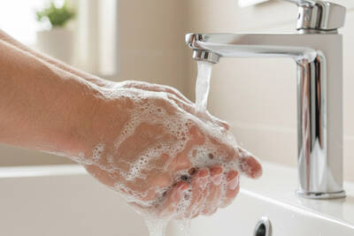 Händewaschen ist einer der effektivsten Wege, um sich vor Krankheitserregern zu schützen. Bild: Debeka/KI