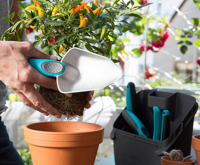 Das Gardena Combisystem bietet passende Aufsätz für viele Gartenarbeiten