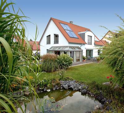 Gerade jetzt, wo die Heizkosten in ganz Europa rapide steigen und die Außentemperaturen fallen, stellt eine solarthermische Anlage auf dem Dach eine erhebliche finanzielle Entlastung dar