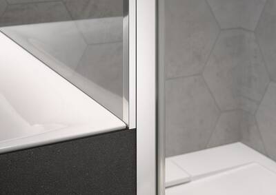 Bei der Aperto Drehtür mit verkürzter Seitenwand wird das verkürzte Glas mit einem Rücksprung von 5 mm zum Wannenrand montiert