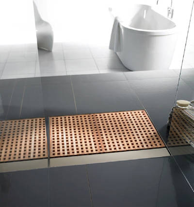 Die bodenebene Duschrinne ACO ShowerDrain mit Holzrost