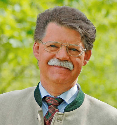 Dr. h. c. Peter Jentschura beschäftigt sich seit vielen Jahren intensiv mit basischer Pflege von Kopf bis Fuß