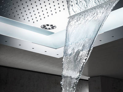 Grohe AquaSymphonie: Wie ein natürlicher Wasserfall strömt das Wasser aus dem breiten Auslass