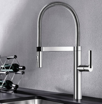 Blancoculina-S zeigt ein spannungsreiches Design mit flexiblem Auslauf