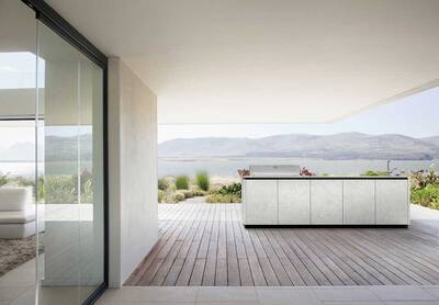 Diese neue innovative Premium-Outdoor-Küche ist nach den Prinzipien, der Struktur und der Innenorganisation einer Indoor-Küche konzipiert und kann dennoch das ganze Jahr über bei Wind und Wetter draußen stehen