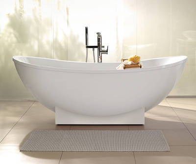 Blickfang ist die My Nature Badewanne im symmetrischen Design - auch als Whirlpool möglich