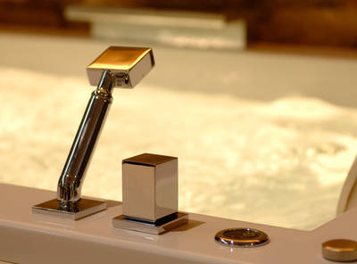 Nevobad ist Spezialist für exklusive Badewannen, Whirlpoolausstattungen und Armaturen