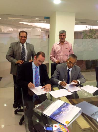 Von links, stehend: Sanjay Sapra (MD Aquanomics); Rajnish Ohri (MD Coram India). Sitzend: Ralph Ziegler and Rajesh Sharma (CEO ION-Exchange)