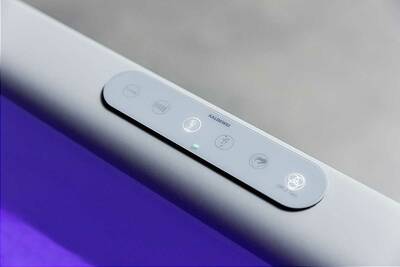 Ein edles Display aus Weißglas integriert sich harmonisch in den Wannenrand und sorgt für eine einfache Steuerung der Whirlsysteme