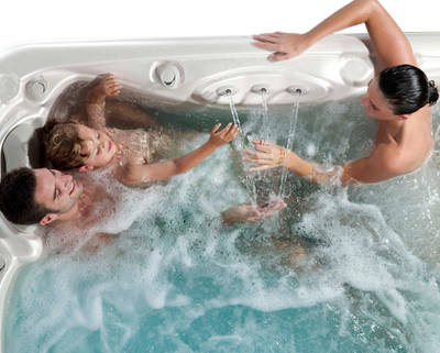 Salzwasserdesinfektion schafft kristallklares, reines und weiches Whirlwasser