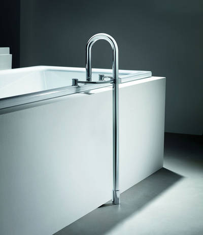 Der elegante Pool-Griff von Kaldewei macht das Begehen der Wanne bequem und sicher