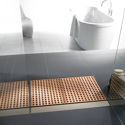 ShowerDrain mit Holzrost außerhalb und Abdeckung aus Mineralwerkstoff innerhalb der Dusche