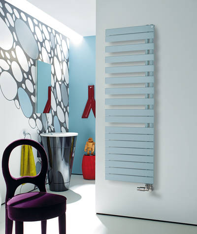 Markant in der Formgebung und jetzt auch für den klassischen Warmwasserbetrieb: Zehnder Roda Spa Asym