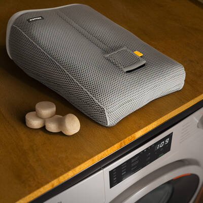 Beim Kauf der neuen Waschmaschine WWC384 gibt es das SneakerWash Set gratis dazu