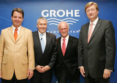 Von links: Dr. Jens Baganz (Staatssekretär NRW Wirtschaftsministerium), Grohe Vorstandsvorsitzender David J. Haines, Bernd Michael (BMM Büro für Markenarchitektur), Düsseldorfs Oberbürgermeister Dirk Elbers