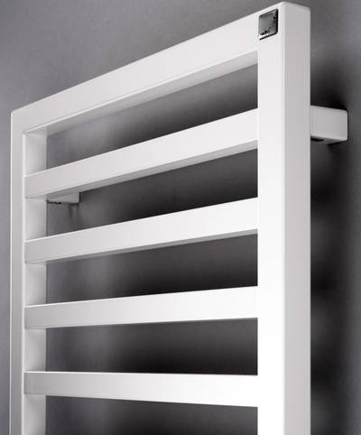 Quadratische Heizrohre fügen sich elegant in das viereckige Rahmenprofil ein