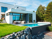 Ein Pool schmückt jeden Garten - und muss dabei gar nicht teuer sein. Mit einigen Tipps lässt sich vor allem viel Energie sparen.