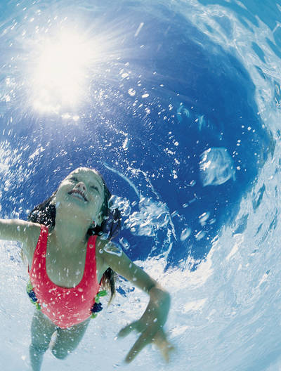 Glasklares Poolwasser mit weniger Chemie dank Pool-izei