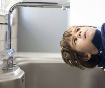 Unzureichend gedämmte Wasserleitungen können einfrieren und platzen. Der VDI gibt Tipps, was zu tun ist (Bild: Thanasis Zovoilis/Stone via Getty Images)