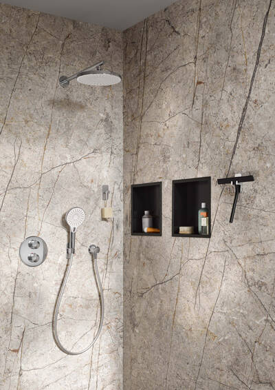 Mit dem neuen RenoMag System befestigen Nutzer Badaccessoires wie Duschablagen, Glaswischer, Handbrausehalter und Co. in- und außerhalb der Duschkabine mit Magnetkraft sicher und fest an der Wand