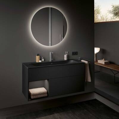 Finion all Black adaptiert diese kompromisslose Designphilosophie für das Badezimmer und rückt die zart fließenden Formen der Premiumkollektion in ein ganz neues Licht