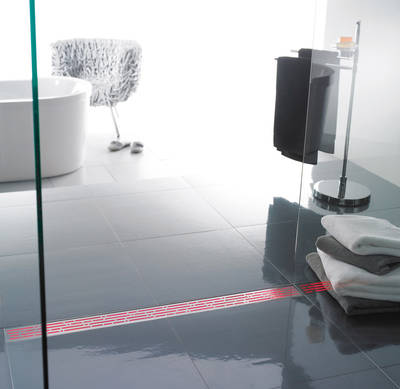 ACO Lightline schaltet sich automatisch ein, sobald Wasser die Duschrinne erreicht