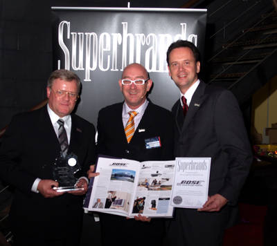 Bose erhielt erneut den Superbrands Award, von links: Bose Geschäftsführer Anton Schalkamp, Rhett Lego von Superbrands, Bose Marketing-Chef Jürgen Imandt