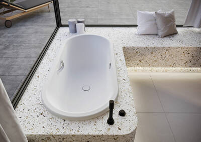 Die Kaldewei Badewanne und viele Sitz- und Ablageflächen laden zum Entspannen ein (Foto: Kaldewei)
