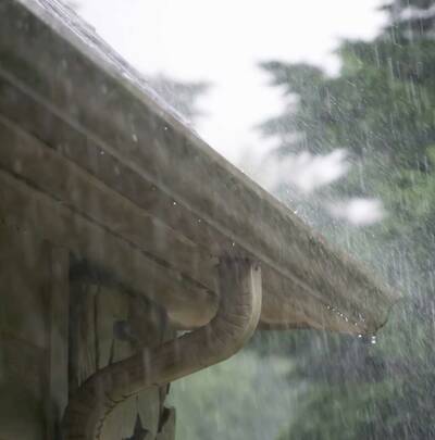 Eine verstopfte Regenrinne kann bei heftigem Regen schnell überlaufen und massive Schäden anrichten. Die Verbraucherzentrale NRW gibt Tipps zur Reinigung und Vorsorge