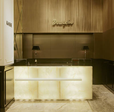 Der Kassenbereich wirkt wie eine exquisite Hotelrezeption