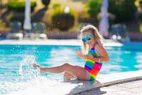 Ein Pool im eigenen Garten kann über viele Wochen Freizeitspaß für die ganze Familie bringen (Foto: djd/Pool-Systems.de/Getty Images/Halfpoint)