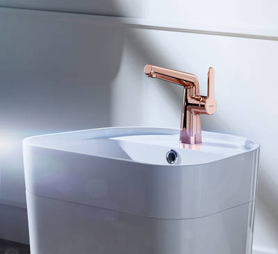 Stilbrüche erwünscht: Die roségoldene Hansadesigno Style sorgt für überraschende Akzente im Bad