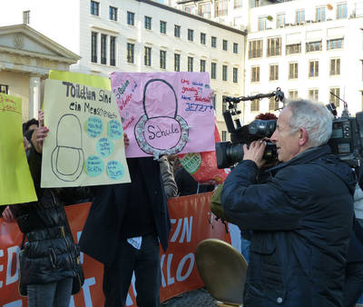 Im Rahmen des entwicklungspolitischen Bildungsprogramms der German Toilet Organization e.V. (GTO) "Klobalisierte Welt" zogen 80 Berliner Schülerinnen und Schüler vor das Brandenburger Tor, um darauf aufmerksam zu machen, dass heutzutage immer noch 2,5 Milliarden Menschen ohne Zugang zu Toiletten leben müssen