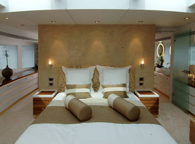Schlafzimmer der Eigner-Suite mit anschließendem Joop!-Badezimmer
