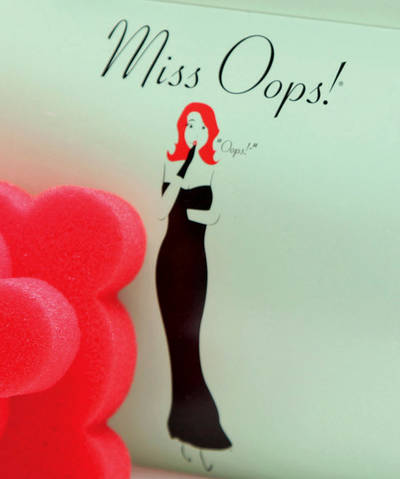 Deospuren auf dem kleinen Schwarzen? Rescue Sponge von Miss Oops ist die geniale Soforthilfe