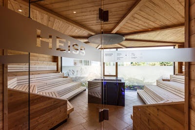Schwitzen mit Unterhaltung: das Panoramafenster der Eventsauna im Hotel Peternhof